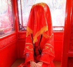 新娘子出嫁为什么要蒙红盖头(图1)